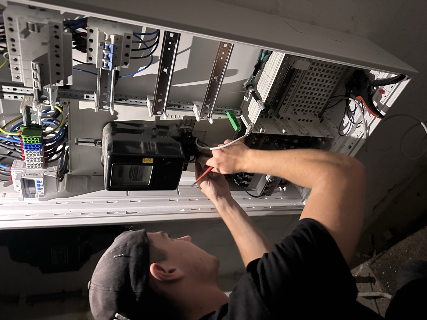 Elektriker von Root Elektrotechnik bei der Arbeit an einem Zählerschrank