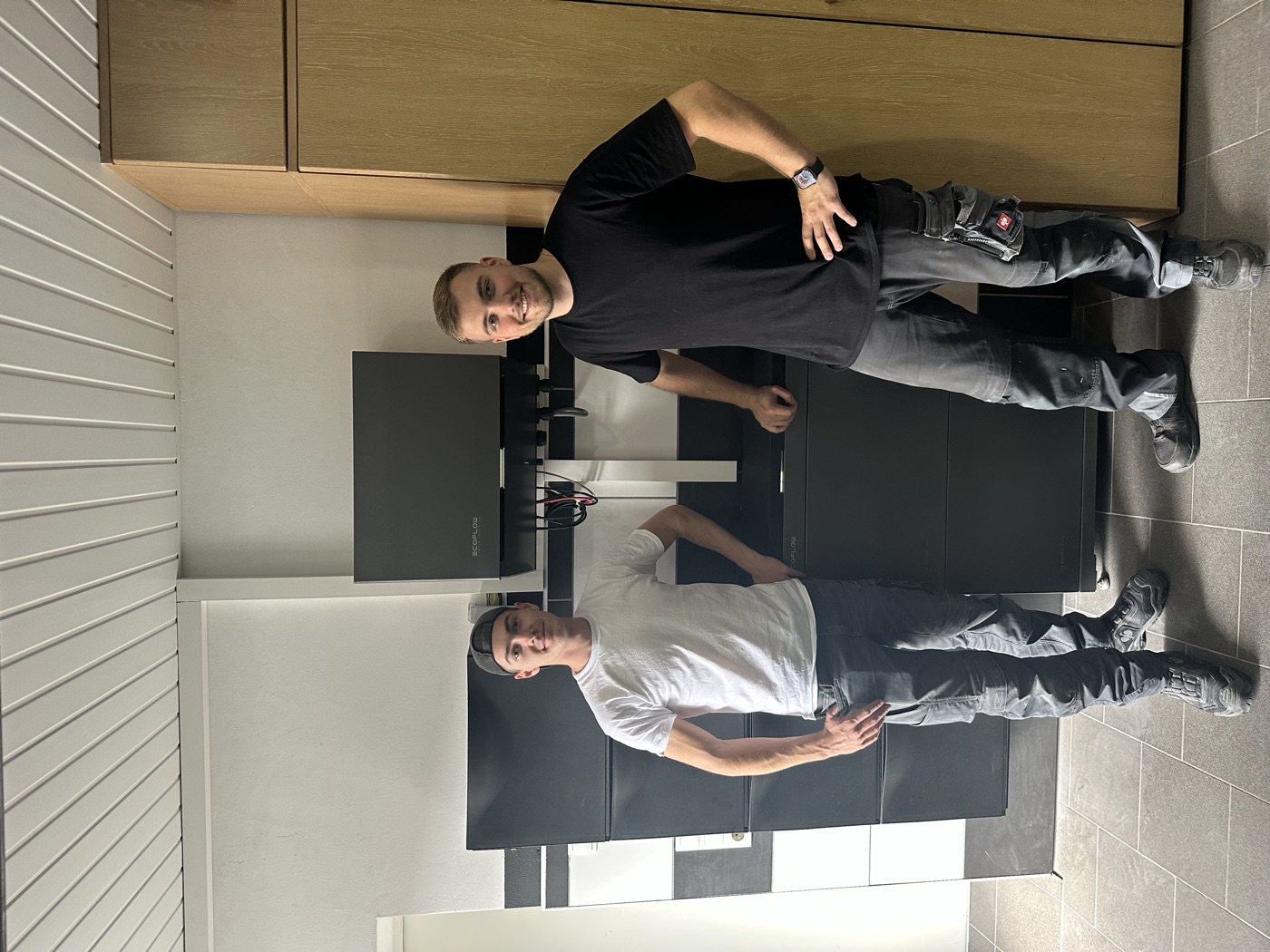 Eingespieltes Team von Root Elektrotechnik vor einem fertig montierten Stromspeicher